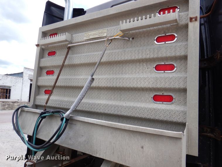 image for item DP5565 1999 Volvo VN  semi truck