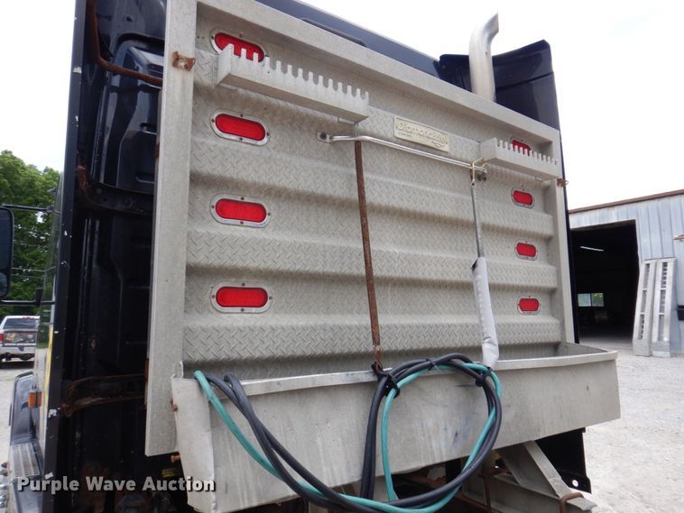 image for item DP5565 1999 Volvo VN  semi truck