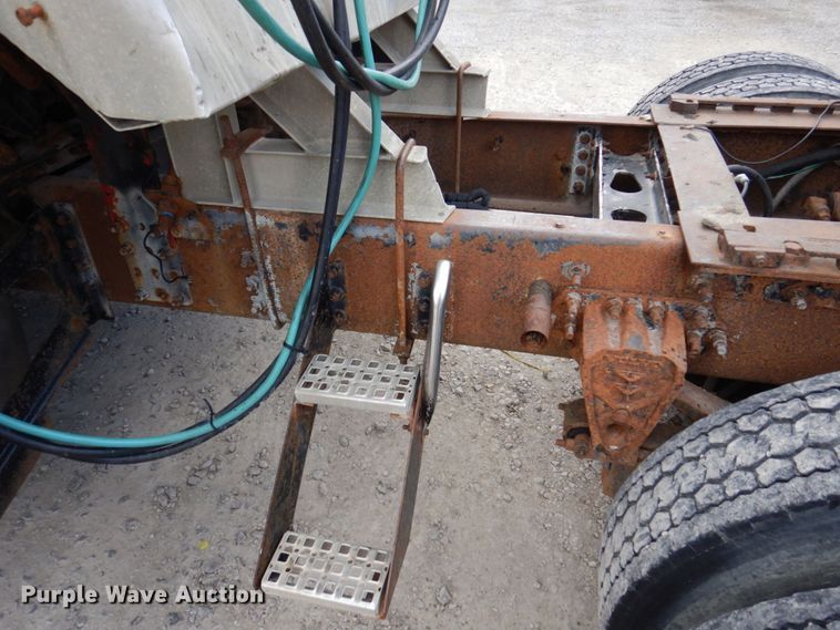 image for item DP5565 1999 Volvo VN  semi truck