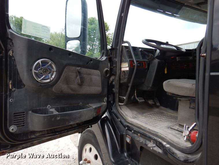 image for item DP5565 1999 Volvo VN  semi truck