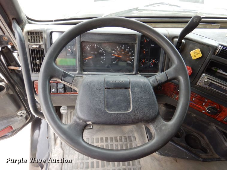 image for item DP5565 1999 Volvo VN  semi truck