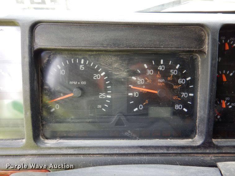 image for item DP5565 1999 Volvo VN  semi truck