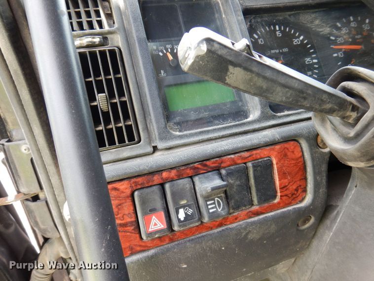 image for item DP5565 1999 Volvo VN  semi truck