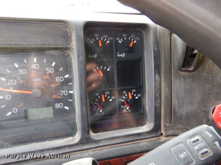 image for item DP5565 1999 Volvo VN  semi truck