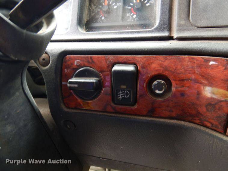 image for item DP5565 1999 Volvo VN  semi truck