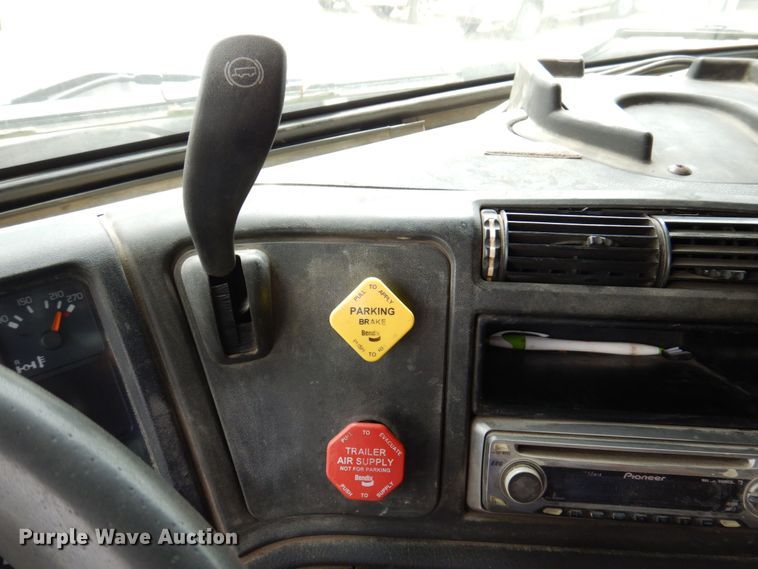 image for item DP5565 1999 Volvo VN  semi truck