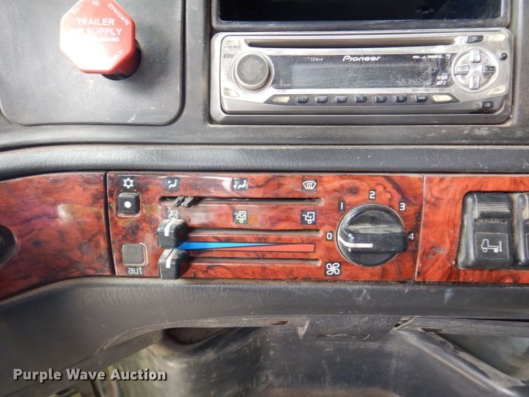 image for item DP5565 1999 Volvo VN  semi truck