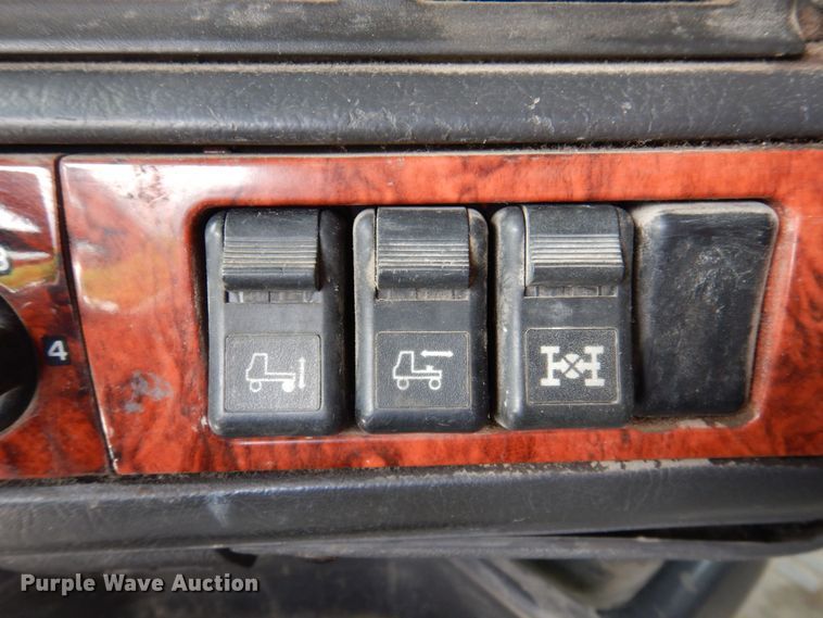 image for item DP5565 1999 Volvo VN  semi truck