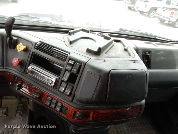 image for item DP5565 1999 Volvo VN  semi truck