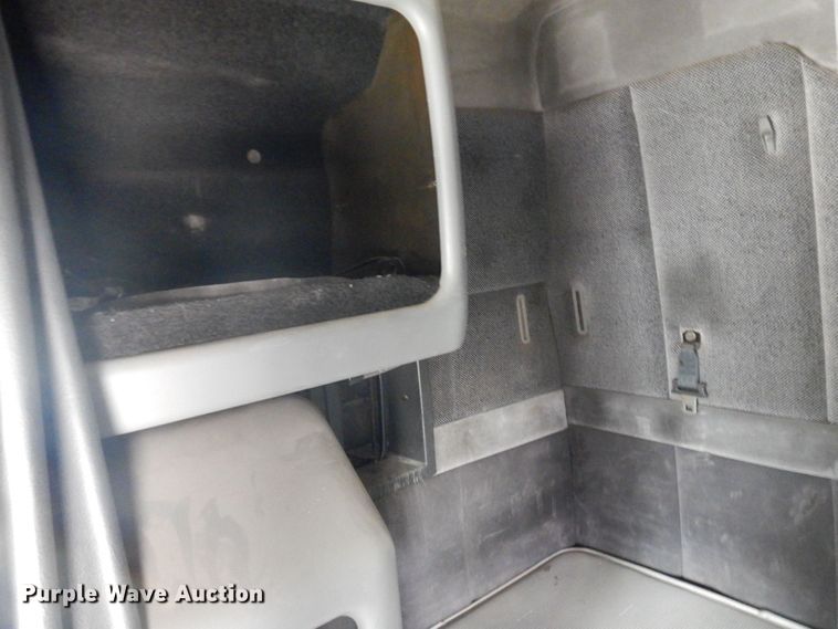 image for item DP5565 1999 Volvo VN  semi truck