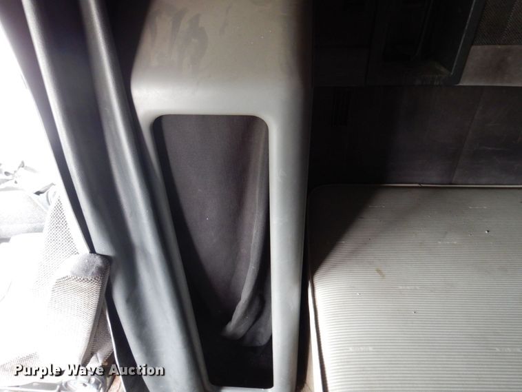 image for item DP5565 1999 Volvo VN  semi truck