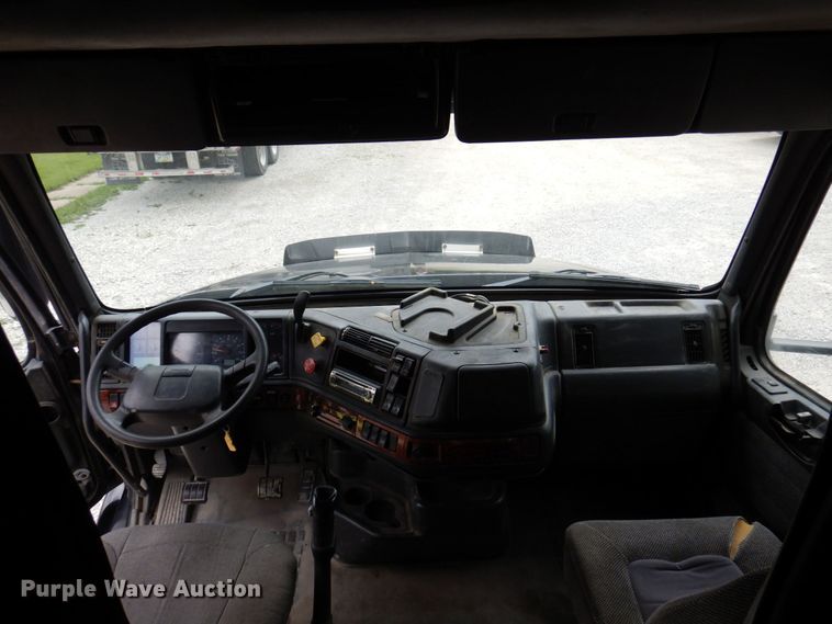 image for item DP5565 1999 Volvo VN  semi truck