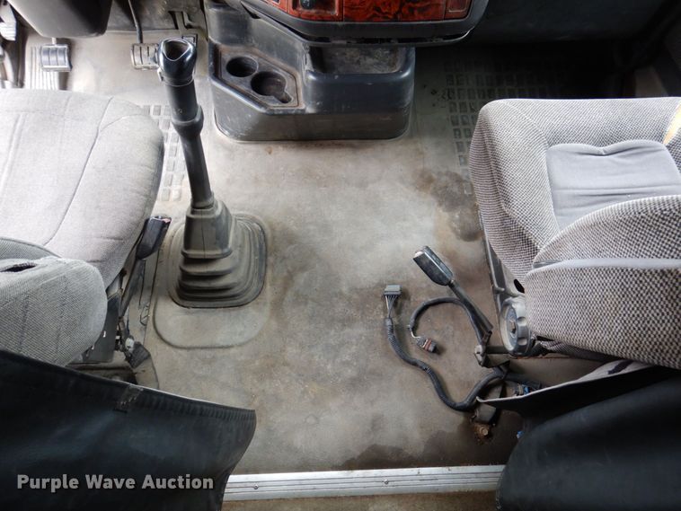 image for item DP5565 1999 Volvo VN  semi truck