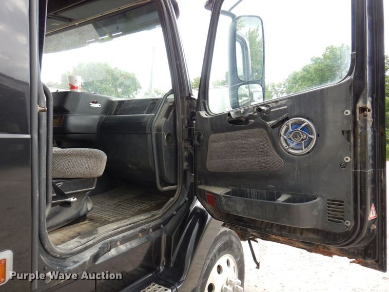 image for item DP5565 1999 Volvo VN  semi truck