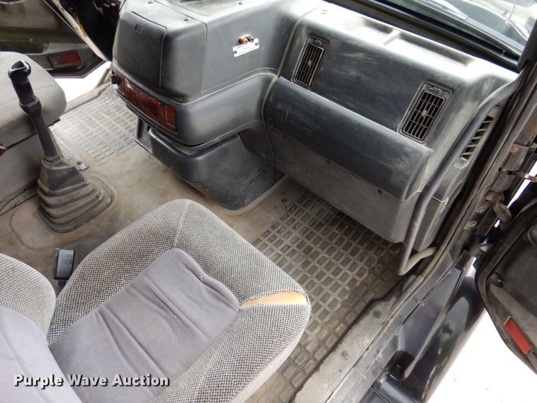 image for item DP5565 1999 Volvo VN  semi truck