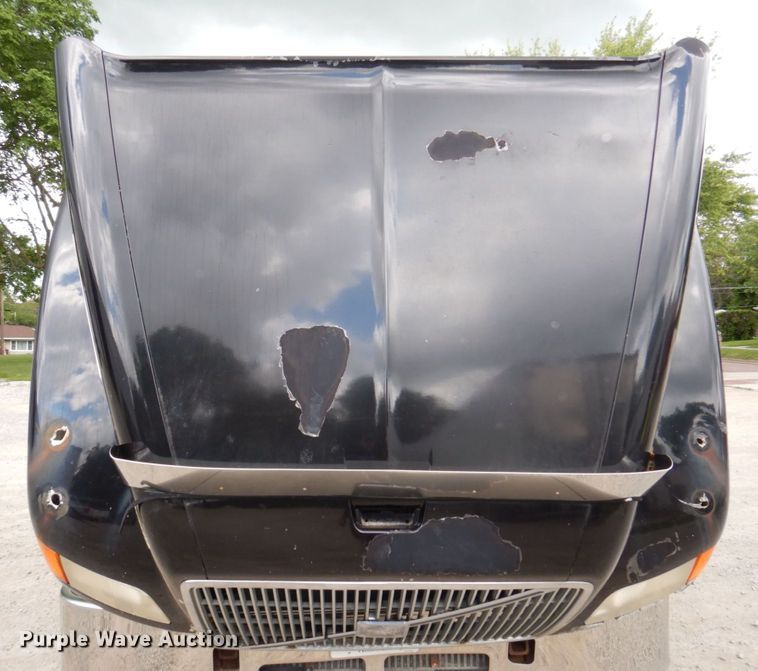 image for item DP5565 1999 Volvo VN  semi truck