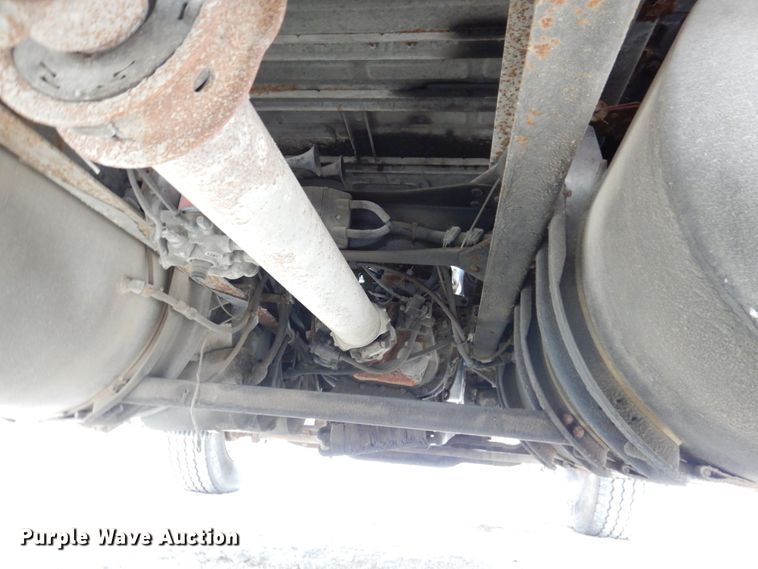 image for item DP5565 1999 Volvo VN  semi truck