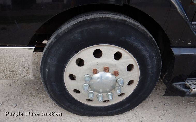 image for item DP5565 1999 Volvo VN  semi truck