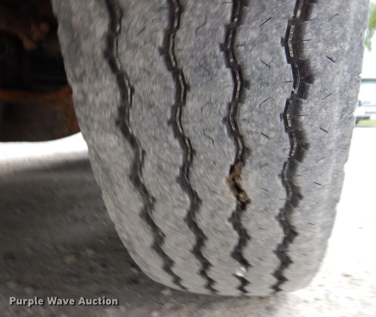 image for item DP5565 1999 Volvo VN  semi truck