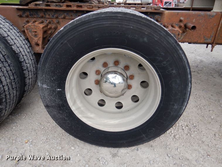 image for item DP5565 1999 Volvo VN  semi truck