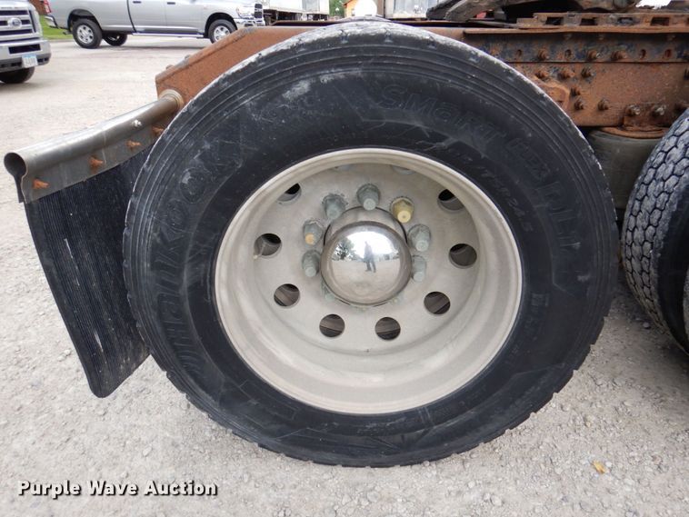 image for item DP5565 1999 Volvo VN  semi truck