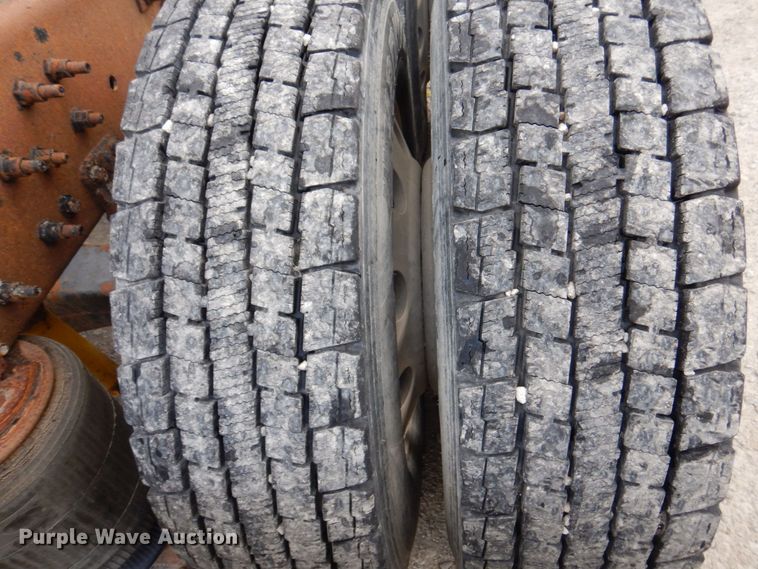 image for item DP5565 1999 Volvo VN  semi truck