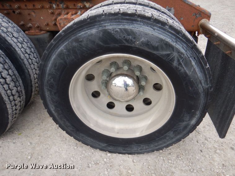 image for item DP5565 1999 Volvo VN  semi truck