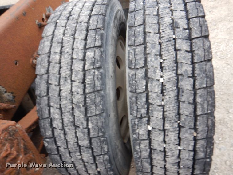 image for item DP5565 1999 Volvo VN  semi truck