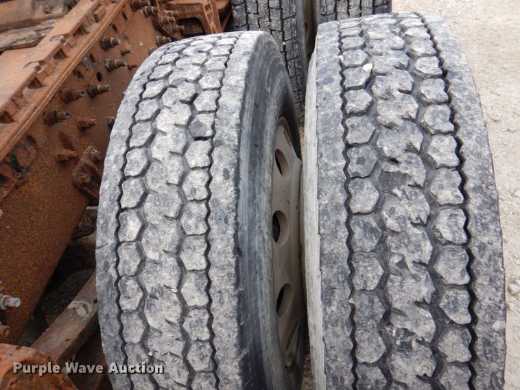 image for item DP5565 1999 Volvo VN  semi truck