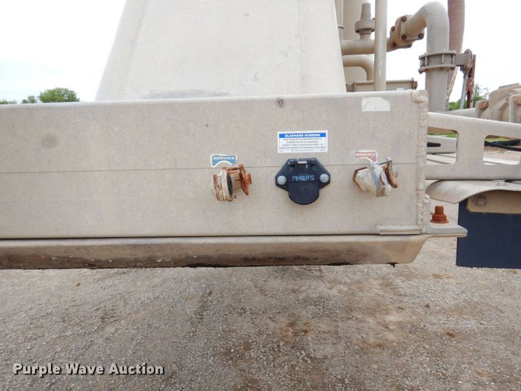 image for item DR0480 2012 MAC 1050  pneumatic dry bulk trailer