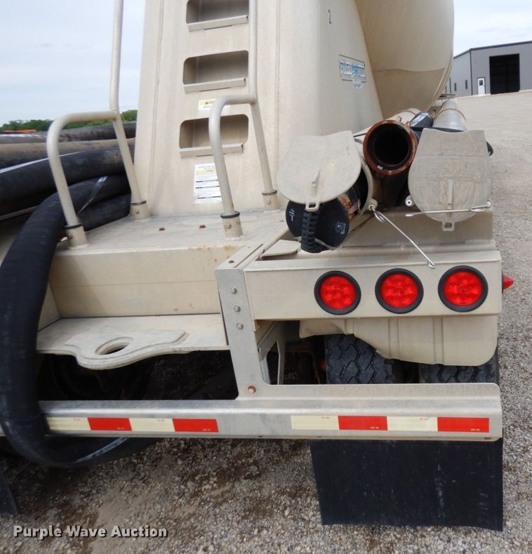 image for item DR0480 2012 MAC 1050  pneumatic dry bulk trailer