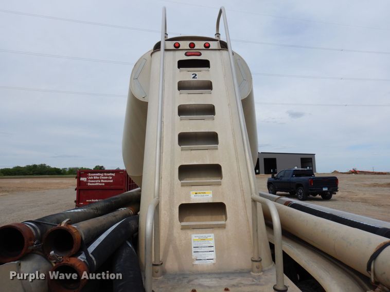 image for item DR0480 2012 MAC 1050  pneumatic dry bulk trailer