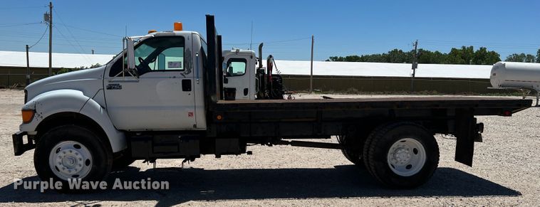 image for item DR1550 2000 Ford F750  flatbed truck
