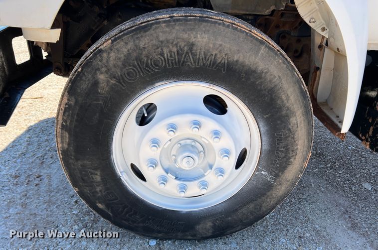 image for item DR1550 2000 Ford F750  flatbed truck