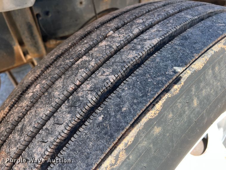 image for item DR1550 2000 Ford F750  flatbed truck
