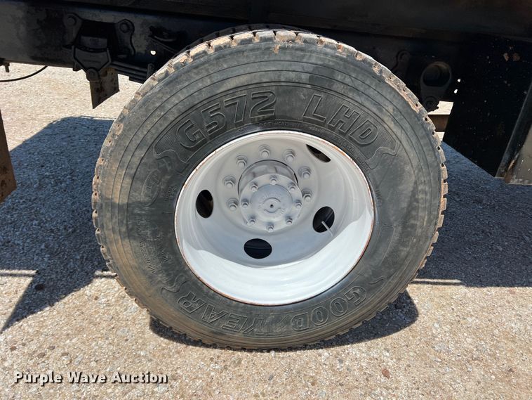 image for item DR1550 2000 Ford F750  flatbed truck