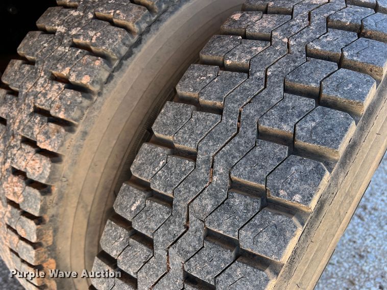 image for item DR1550 2000 Ford F750  flatbed truck