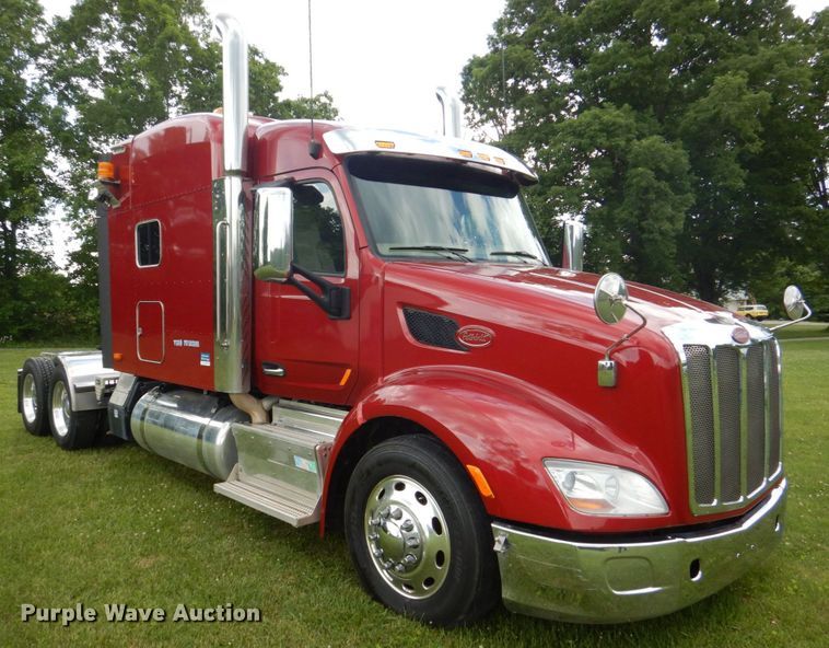 image for item DS8041 2015 Peterbilt 579  semi truck