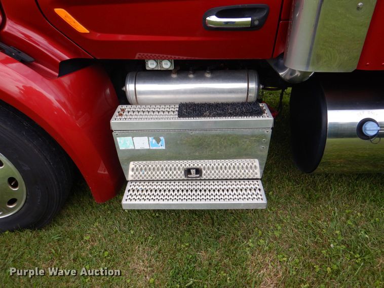 image for item DS8041 2015 Peterbilt 579  semi truck