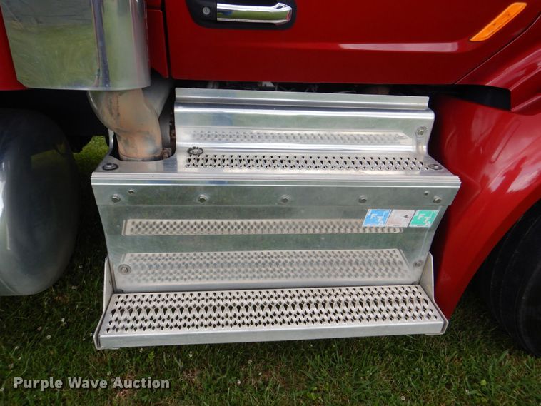 image for item DS8041 2015 Peterbilt 579  semi truck