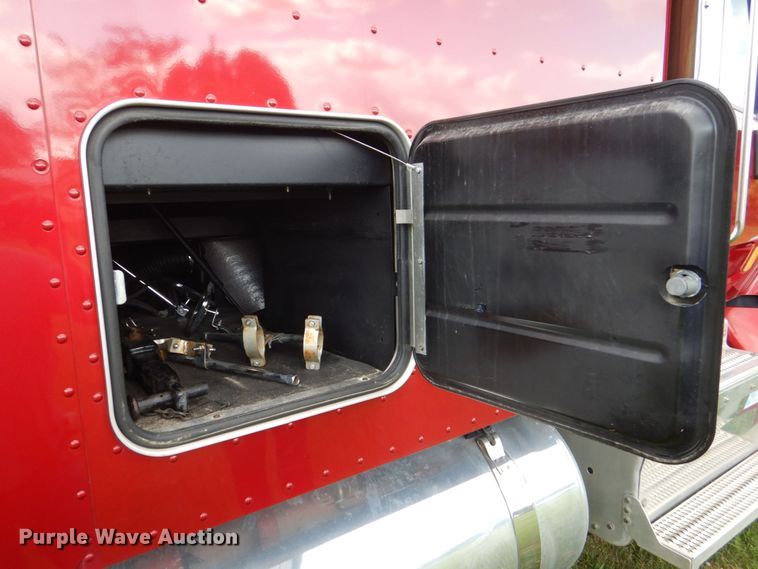 image for item DS8041 2015 Peterbilt 579  semi truck