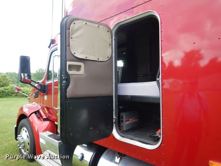 image for item DS8041 2015 Peterbilt 579  semi truck