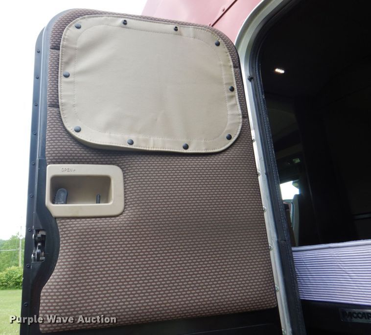 image for item DS8041 2015 Peterbilt 579  semi truck