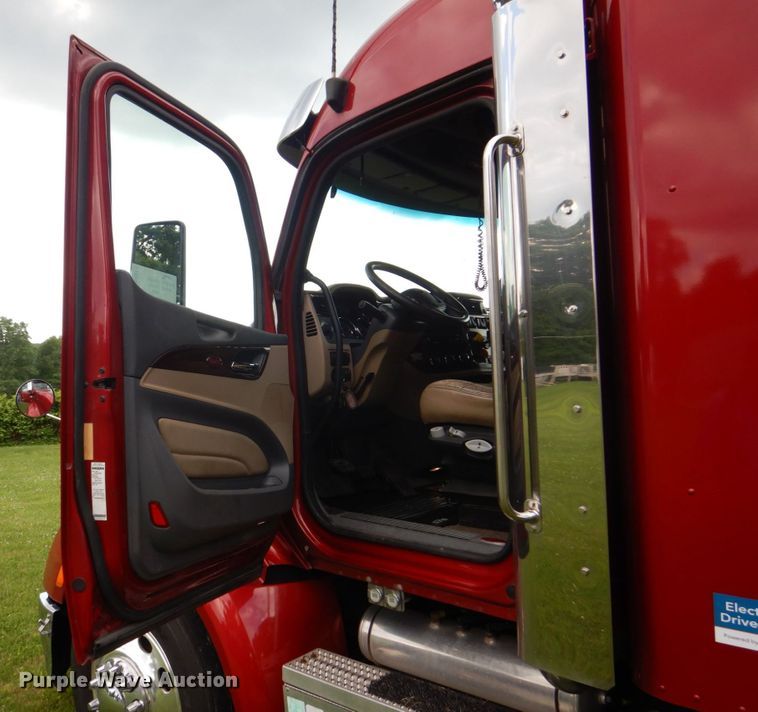 image for item DS8041 2015 Peterbilt 579  semi truck