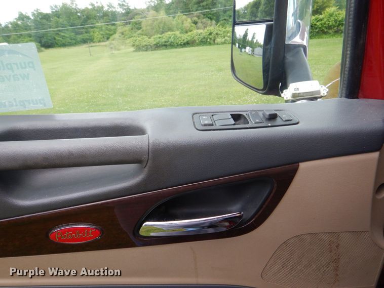 image for item DS8041 2015 Peterbilt 579  semi truck