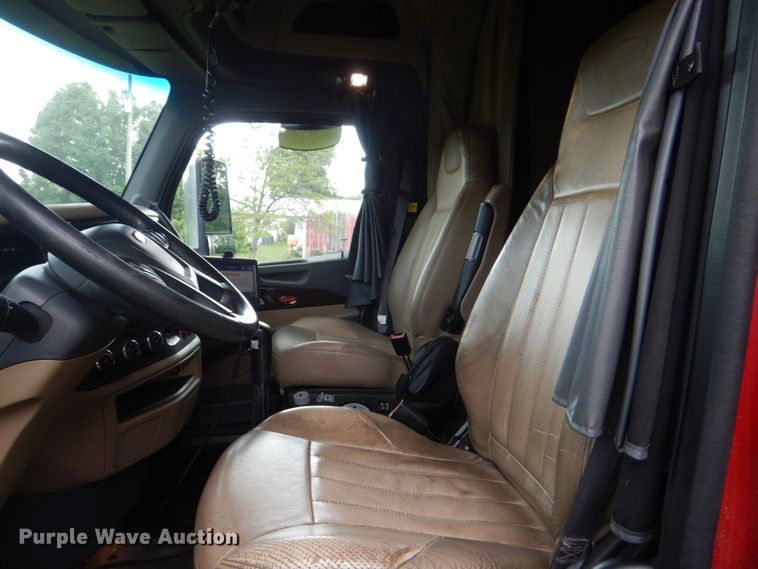 image for item DS8041 2015 Peterbilt 579  semi truck