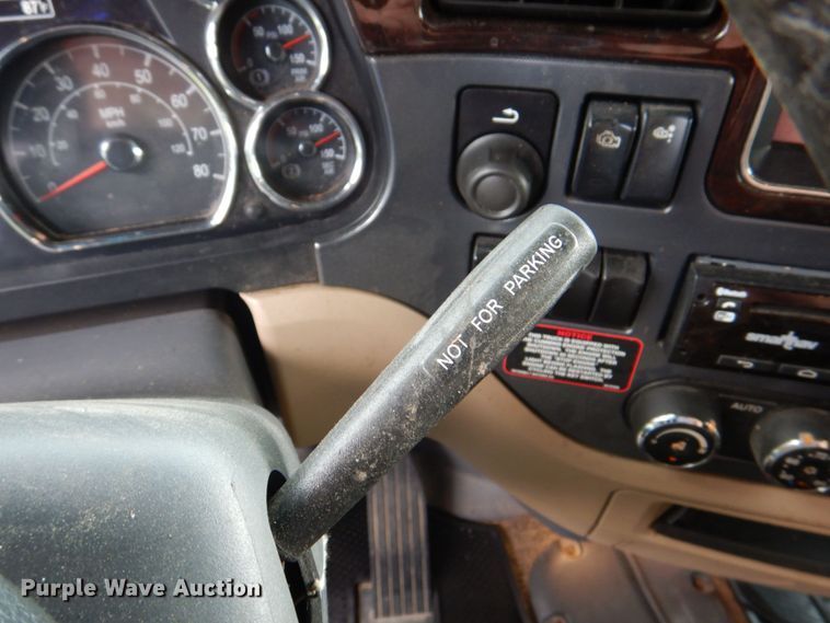 image for item DS8041 2015 Peterbilt 579  semi truck