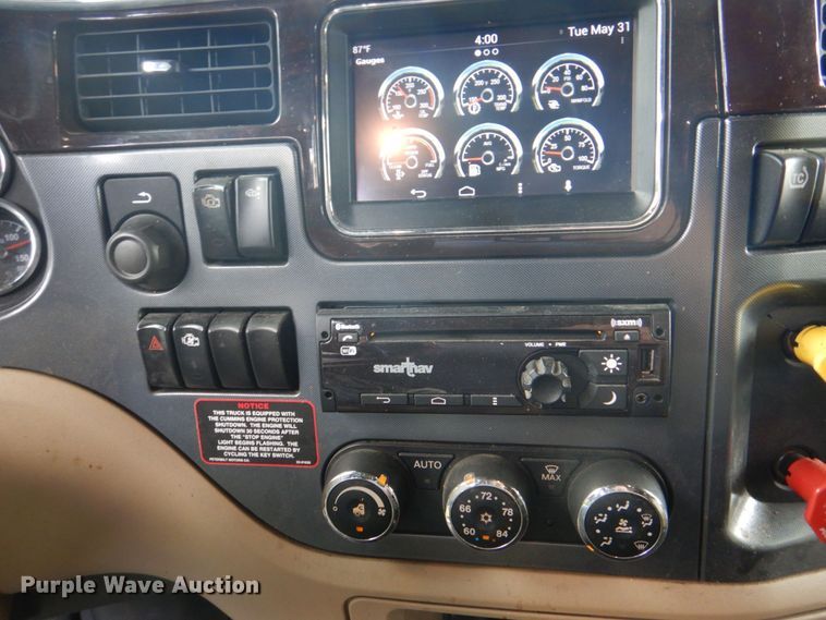 image for item DS8041 2015 Peterbilt 579  semi truck