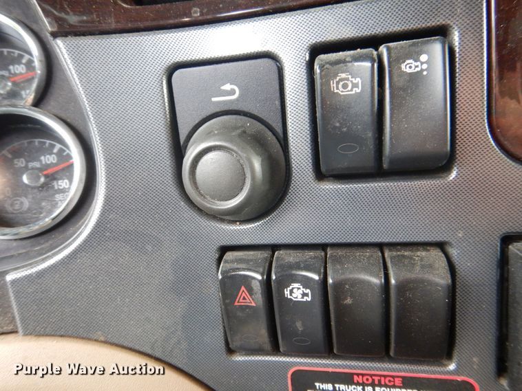 image for item DS8041 2015 Peterbilt 579  semi truck