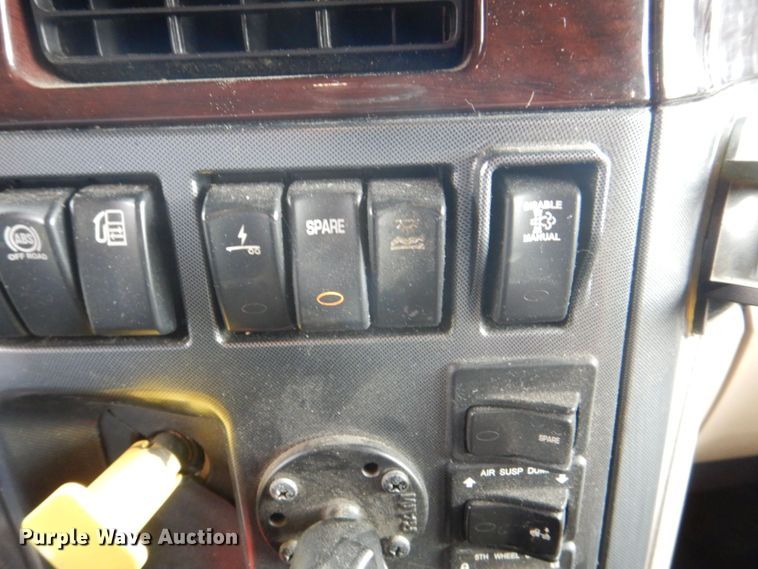 image for item DS8041 2015 Peterbilt 579  semi truck